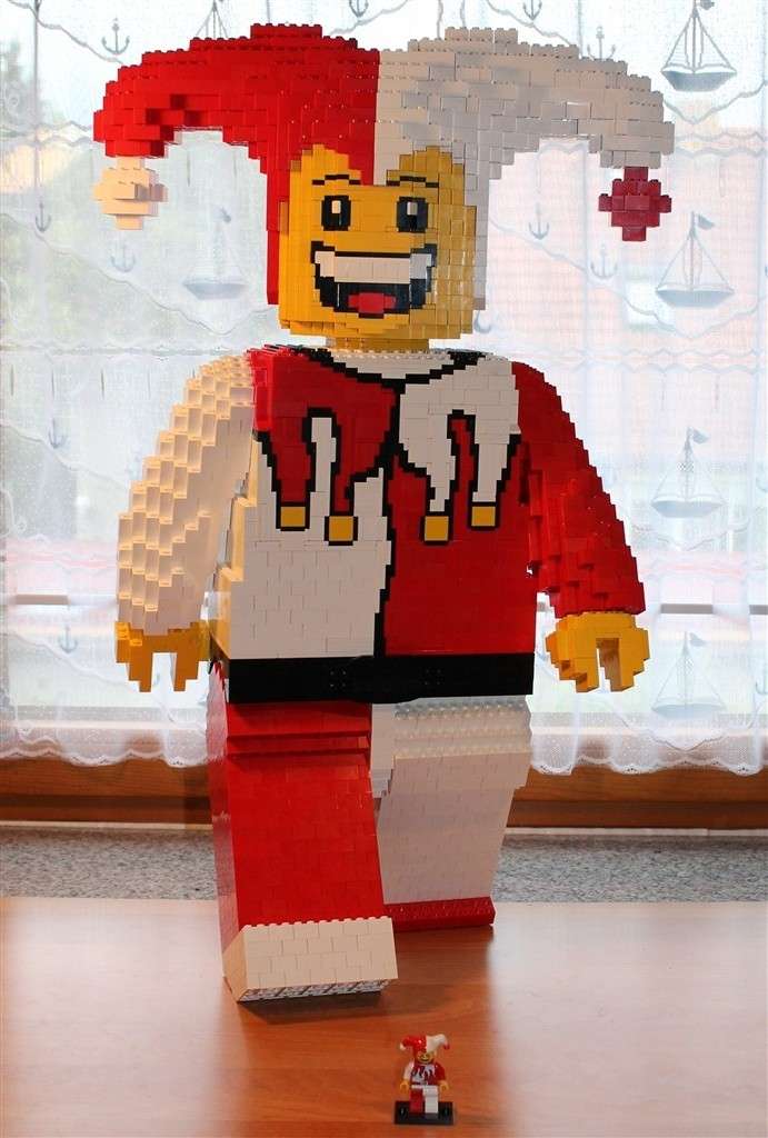 Skulptur eines Spaßvogels in Lego