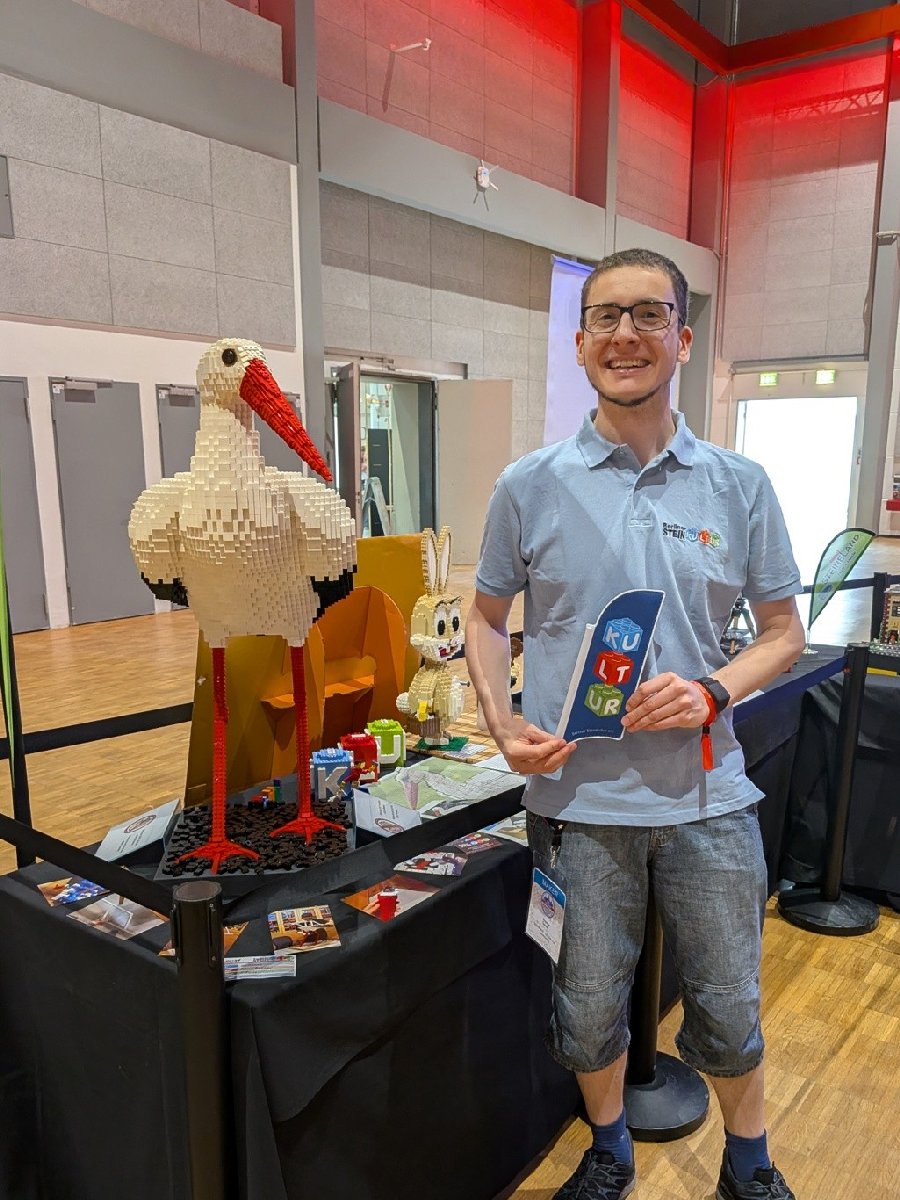 Tobias am Steineland-Stand neben dem Weißstorch